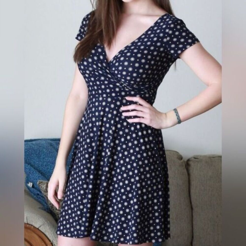 Kaileigh Short Sleeve Blue Abstract Print Flowy V-Neck Faux Wrap Dress. Small.